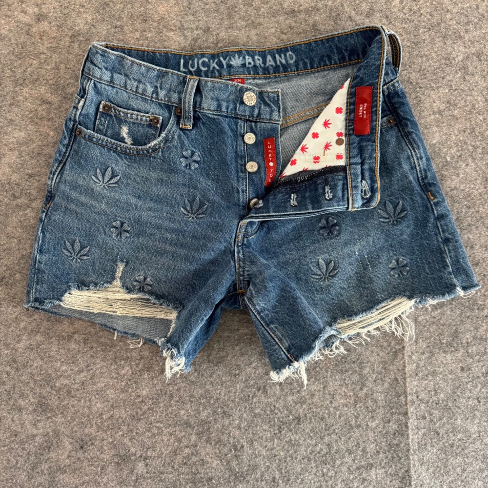 Lucky Brand 2/26 (27x4.5) Blue Embossed Hemp Leaf Clover 90s Midi Denim Shorts - Picture 2 of 13